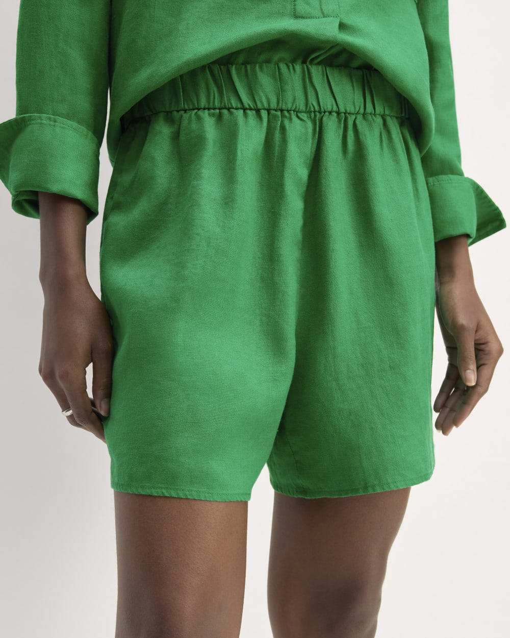 The Linen Easy Short in Grass Green — detail view