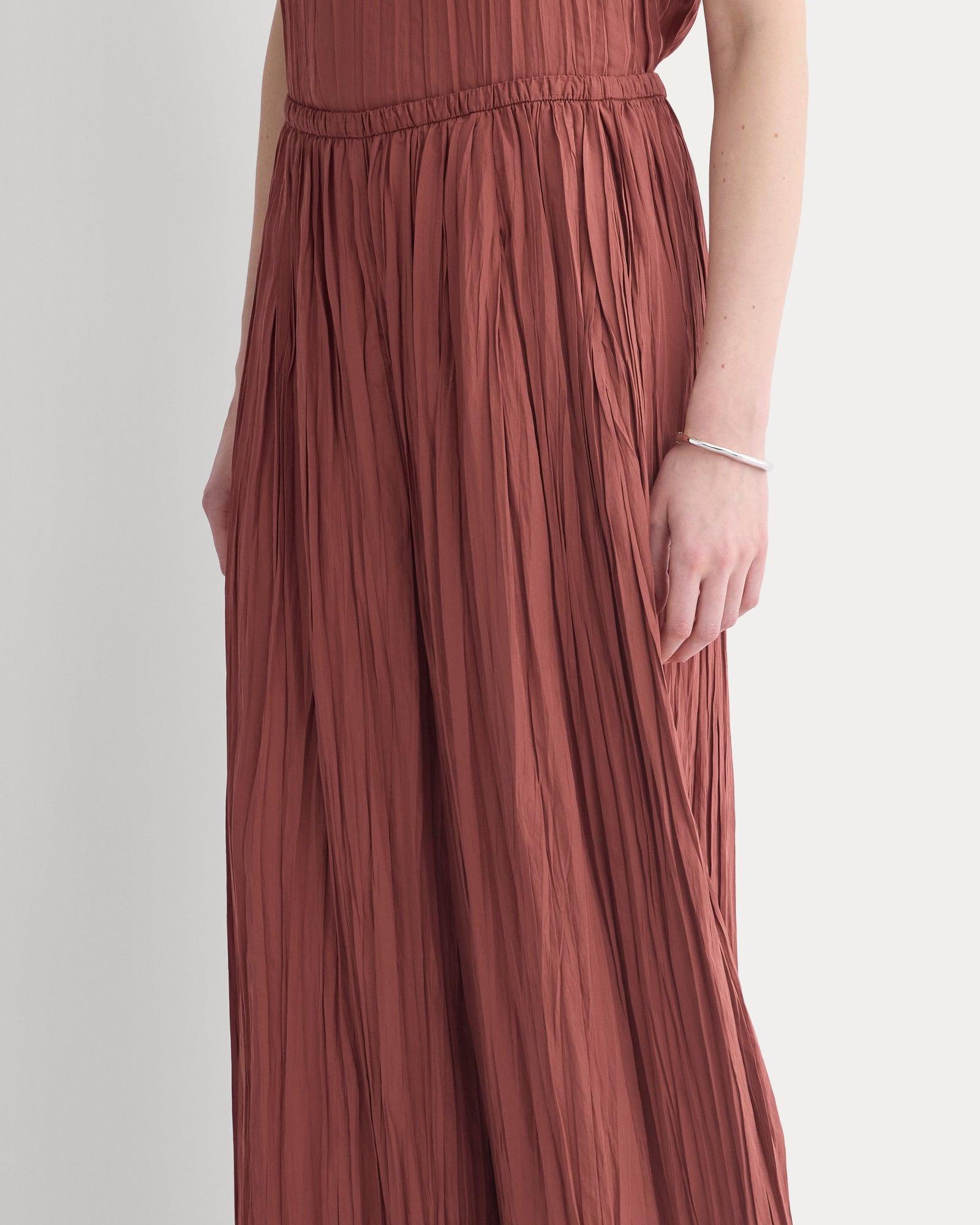Crinkle Wide-Leg Pant in Henna Red — detail view