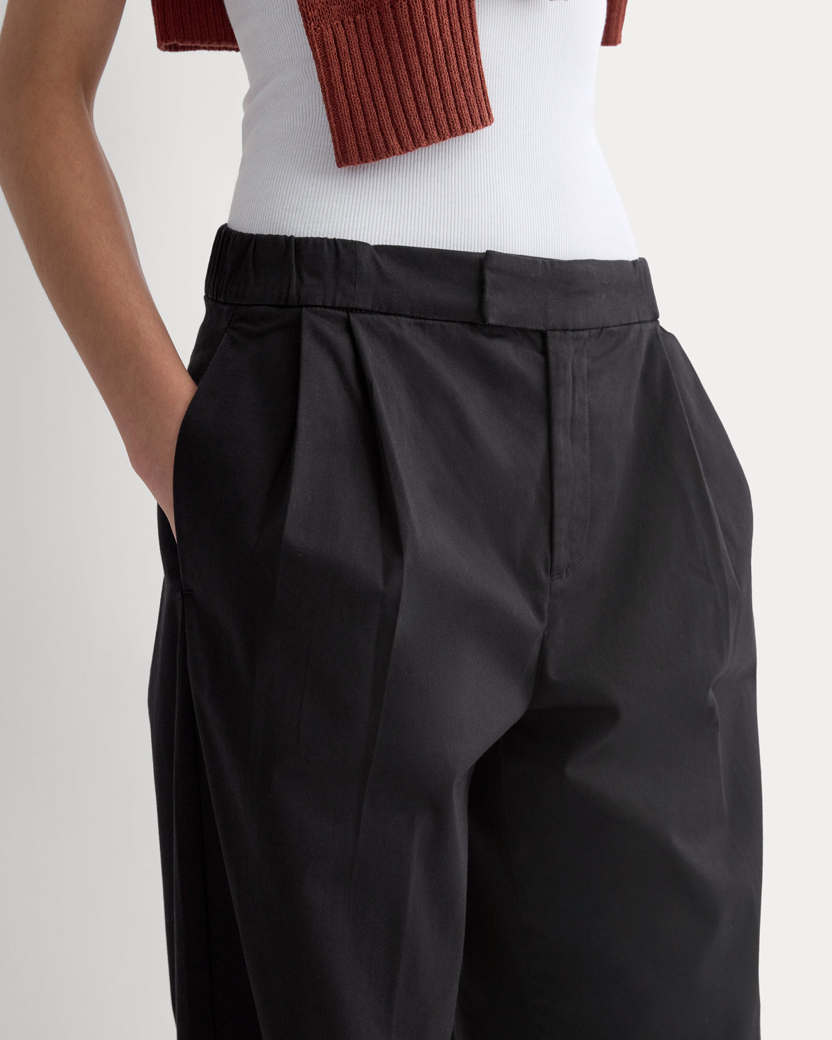 Barrel-Leg Pant in Organic Cotton Sateen in Black — detail view