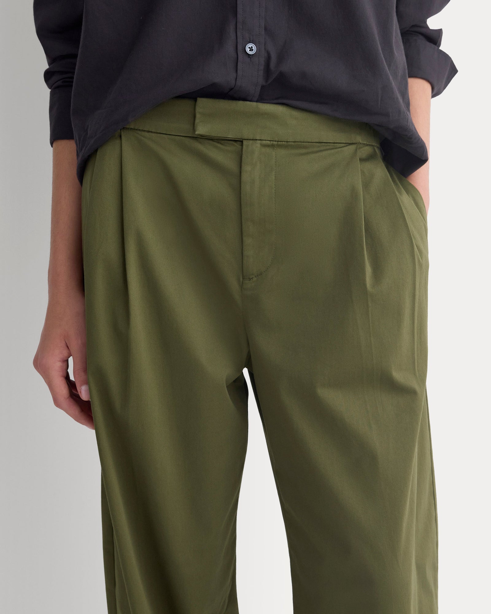 Barrel-Leg Pant in Organic Cotton Sateen in Olive Night — detail view