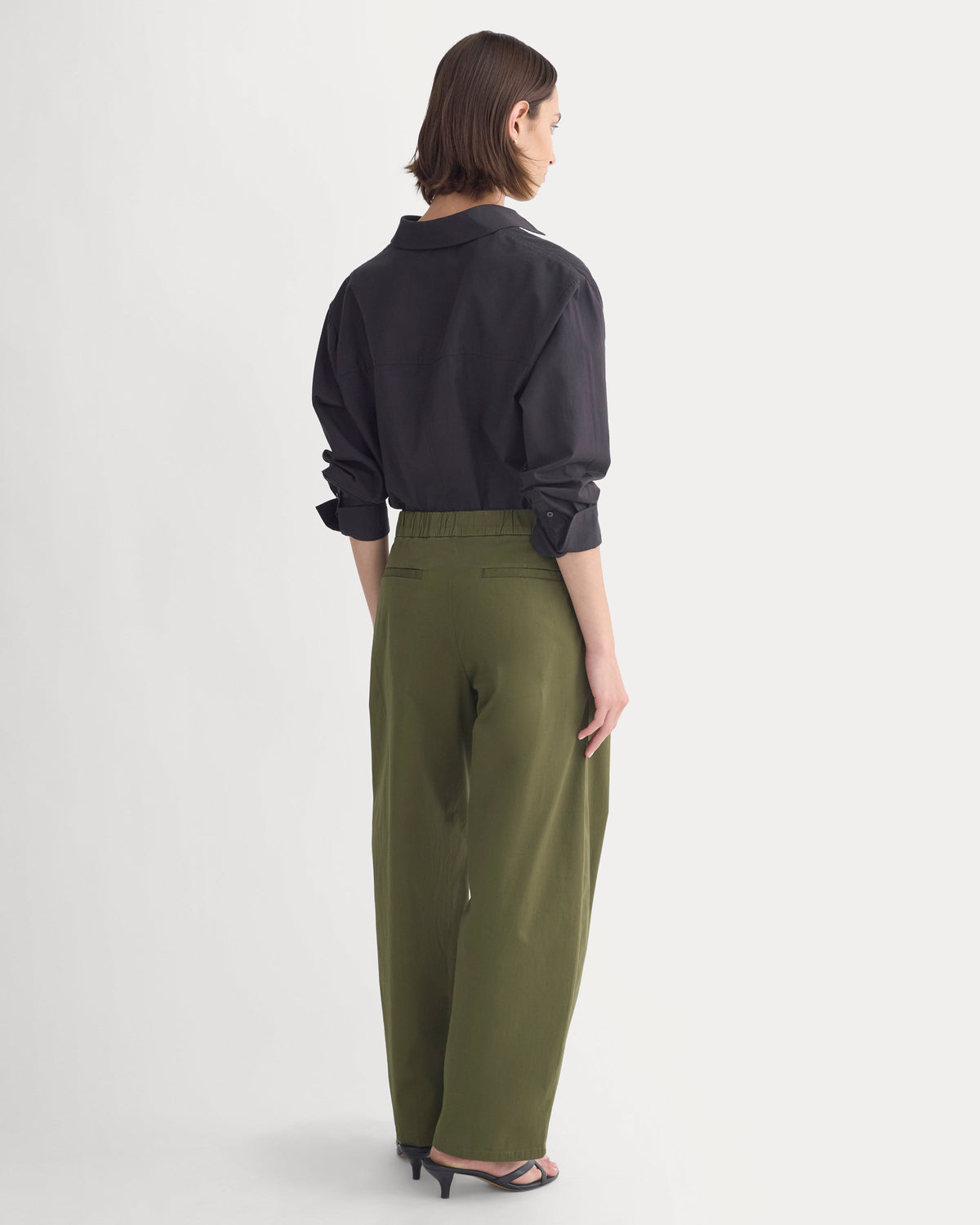 Barrel-Leg Pant in Organic Cotton Sateen in Olive Night — detail view
