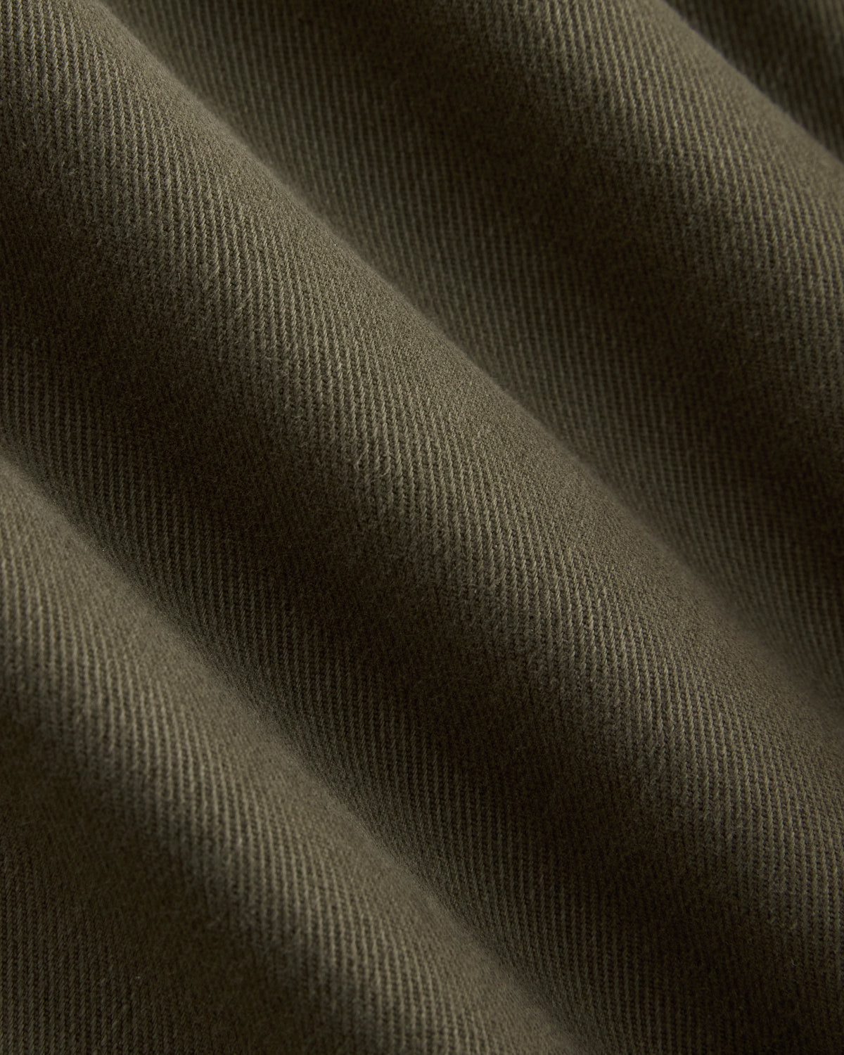 Utility Twill Barrel Pant in Olive Night — detail view