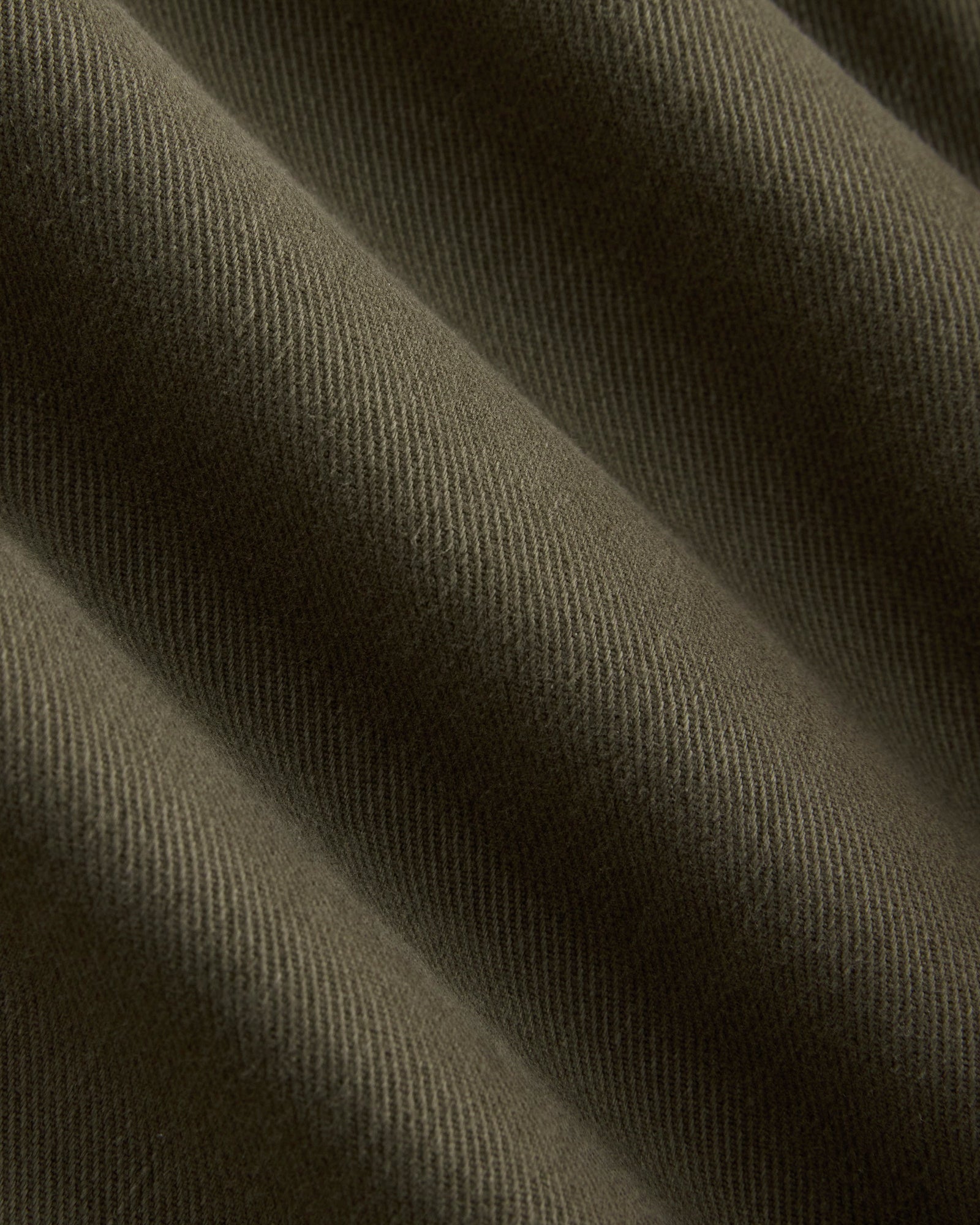 Utility Twill Barrel Pant in Olive Night — detail view