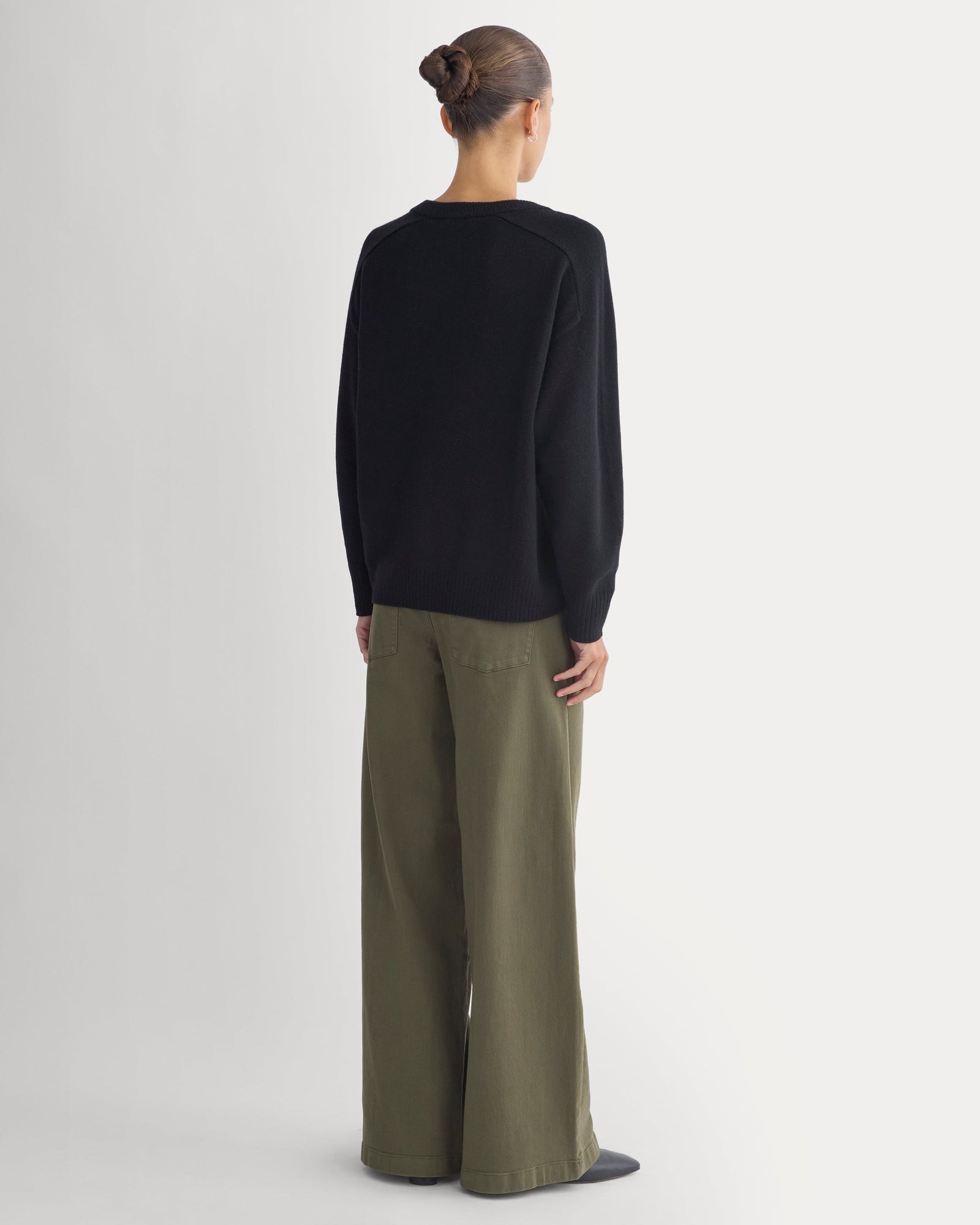 Cashmere High V Boyfriend Sweater in Black — detail view