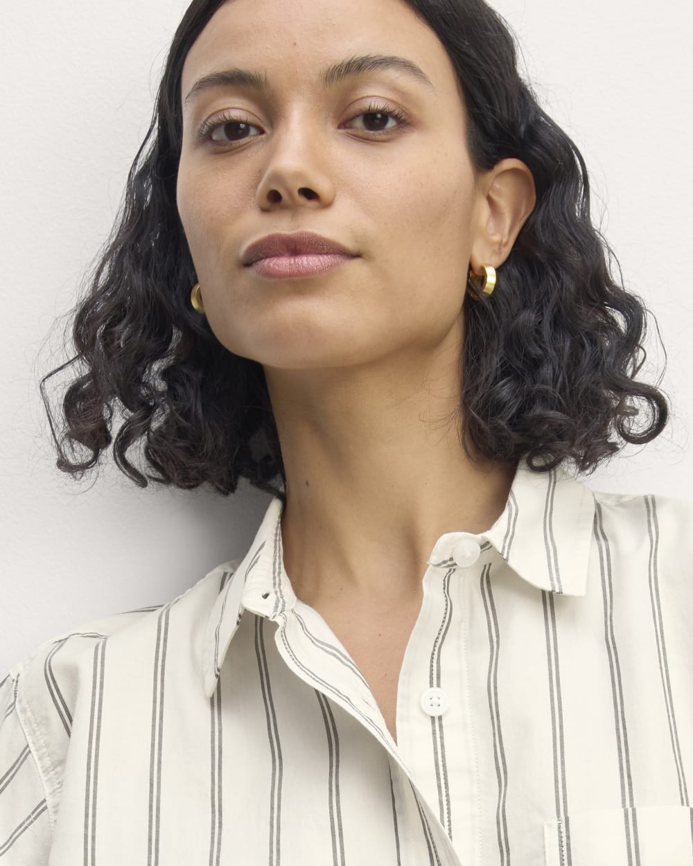 The Way-Short Shirt in Silky Cotton in Bone / Black — detail view