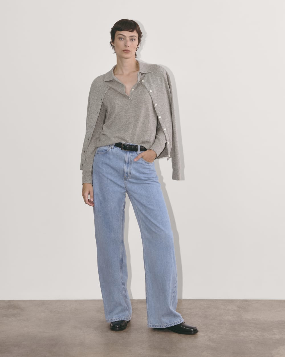 The Classic Polo in Cashmere in Light Heather Grey — detail view