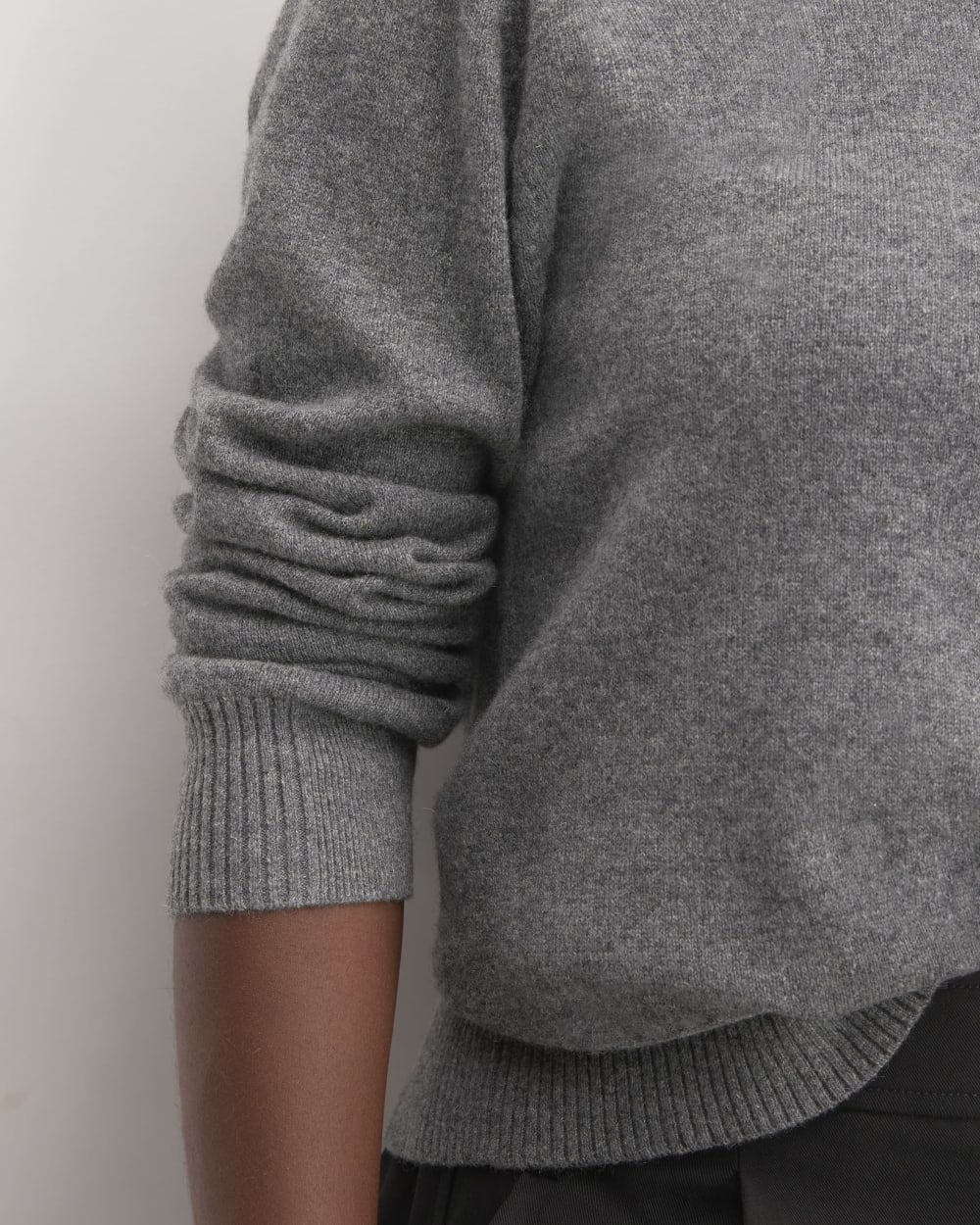 The Classic Crew in Cashmere in Heather Charcoal — detail view