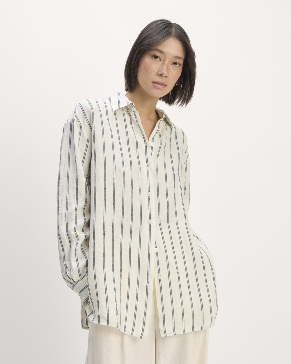 The Boyfriend Shirt in Linen in Bone/Navy — front view