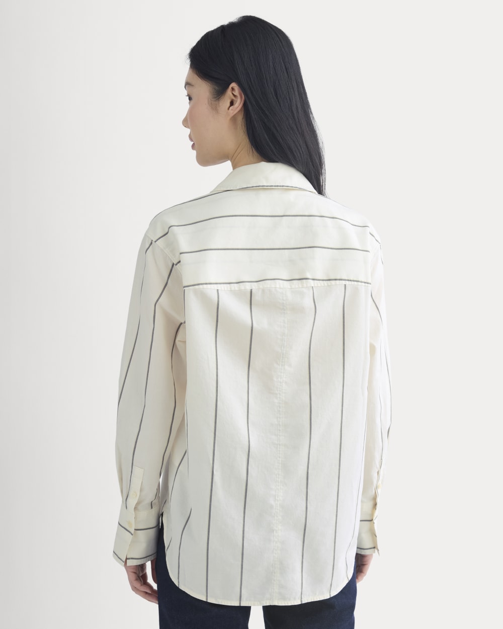 Everyday Shirt in Silky Cotton in Gardenia/Meteorite — detail view
