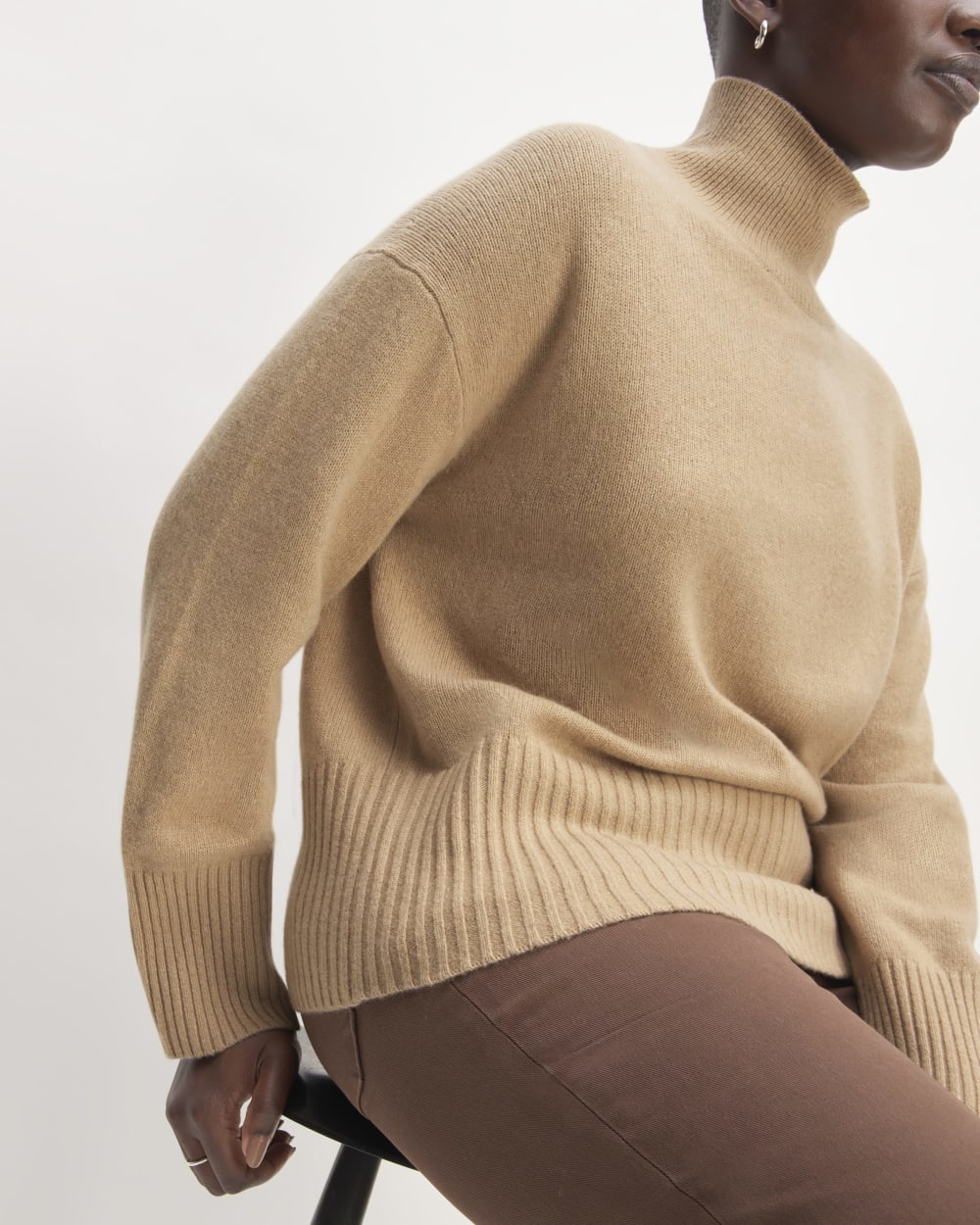 The Cashmere Oversized Turtleneck in Light Camel — detail view