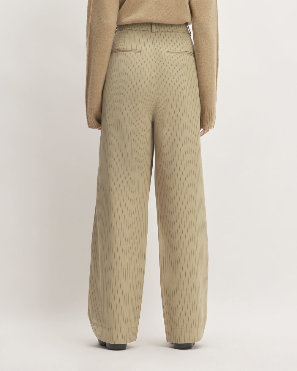 The Draper Pleated Pant in Buttersmooth in Cornstalk / Black — detail view
