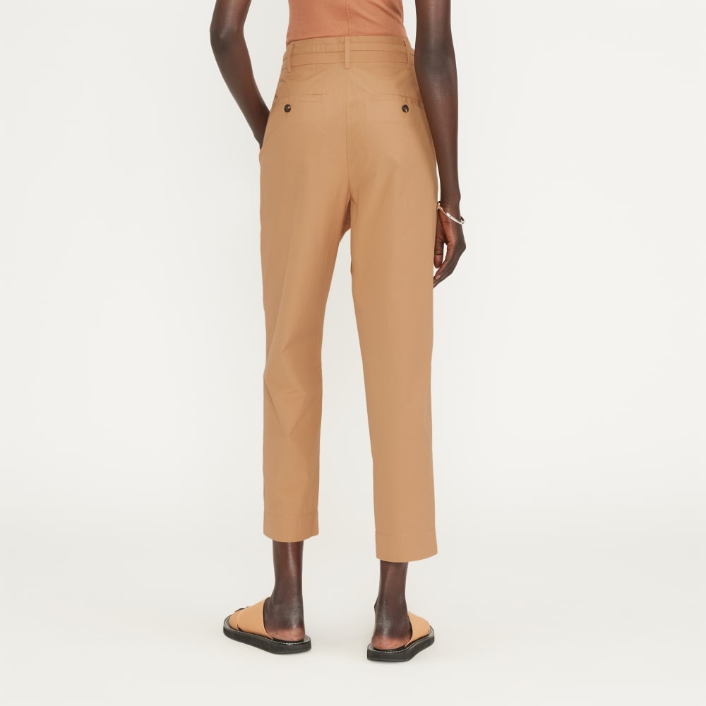The Poplin Pleated Taper Pant in Caramel — detail view