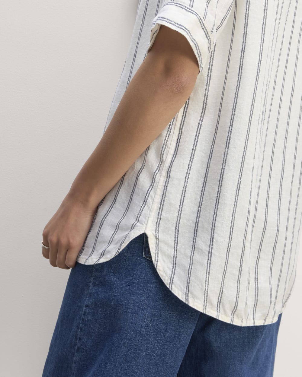 The Bib Shirt in Linen in Bone/Navy — detail view