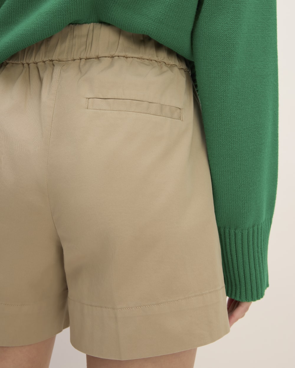 The Easy Short in Trench Coat Khaki — detail view