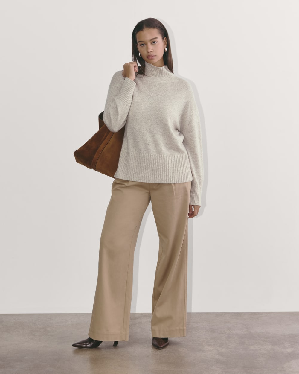 The Boxy Turtleneck in Cashmere in Canvas — detail view