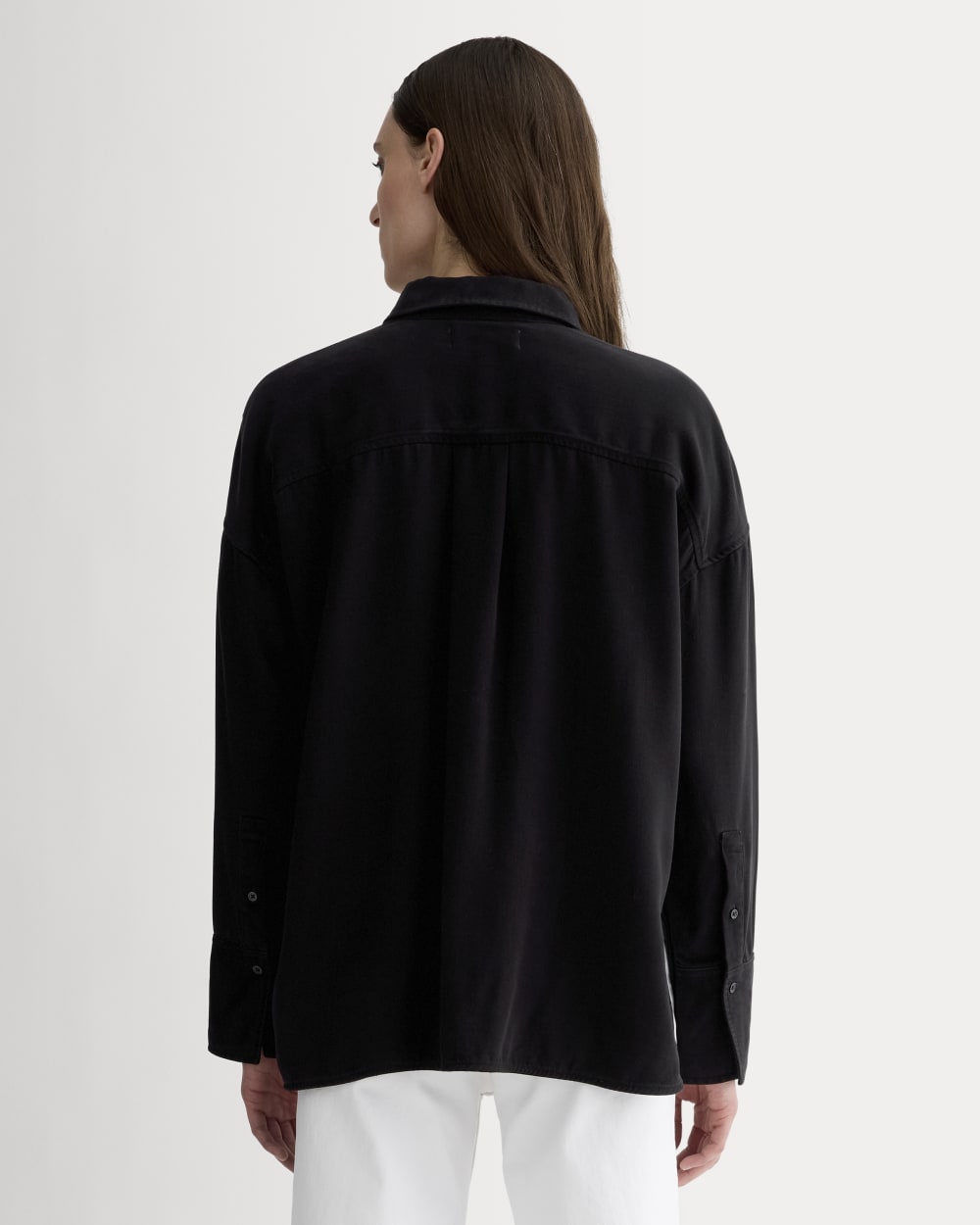 The Boxy Overshirt in Buttersoft in Black — detail view