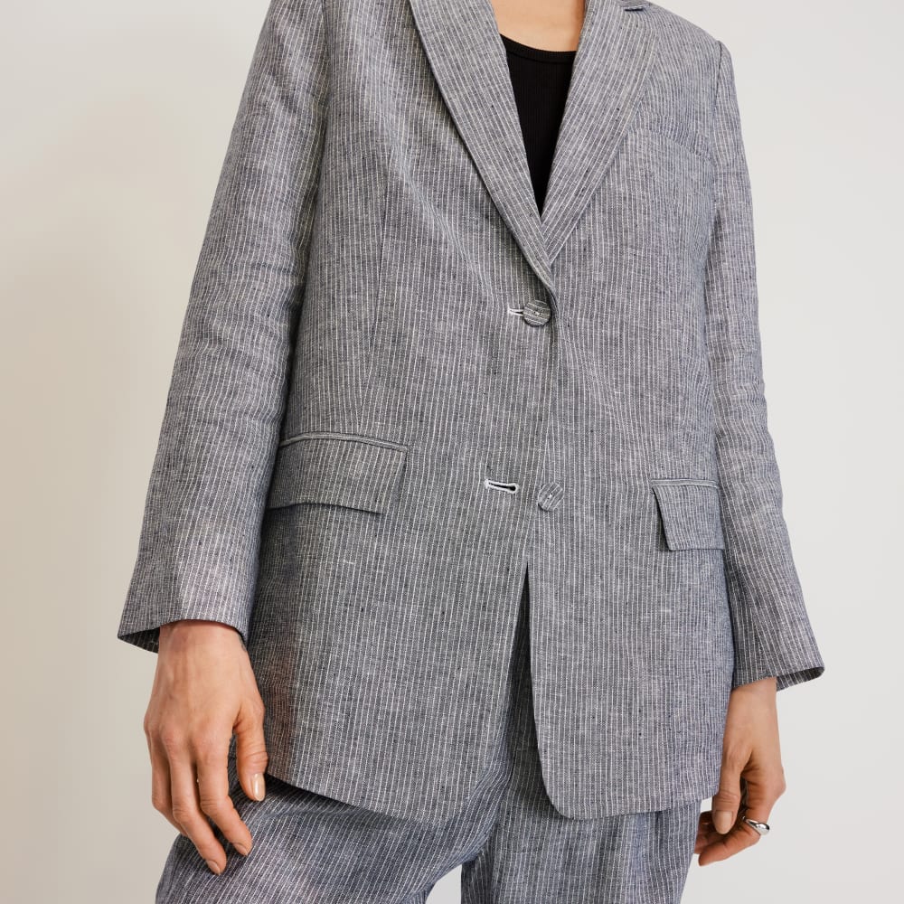 The Oversized Blazer in Linen in Canvas Tan / Navy — detail view
