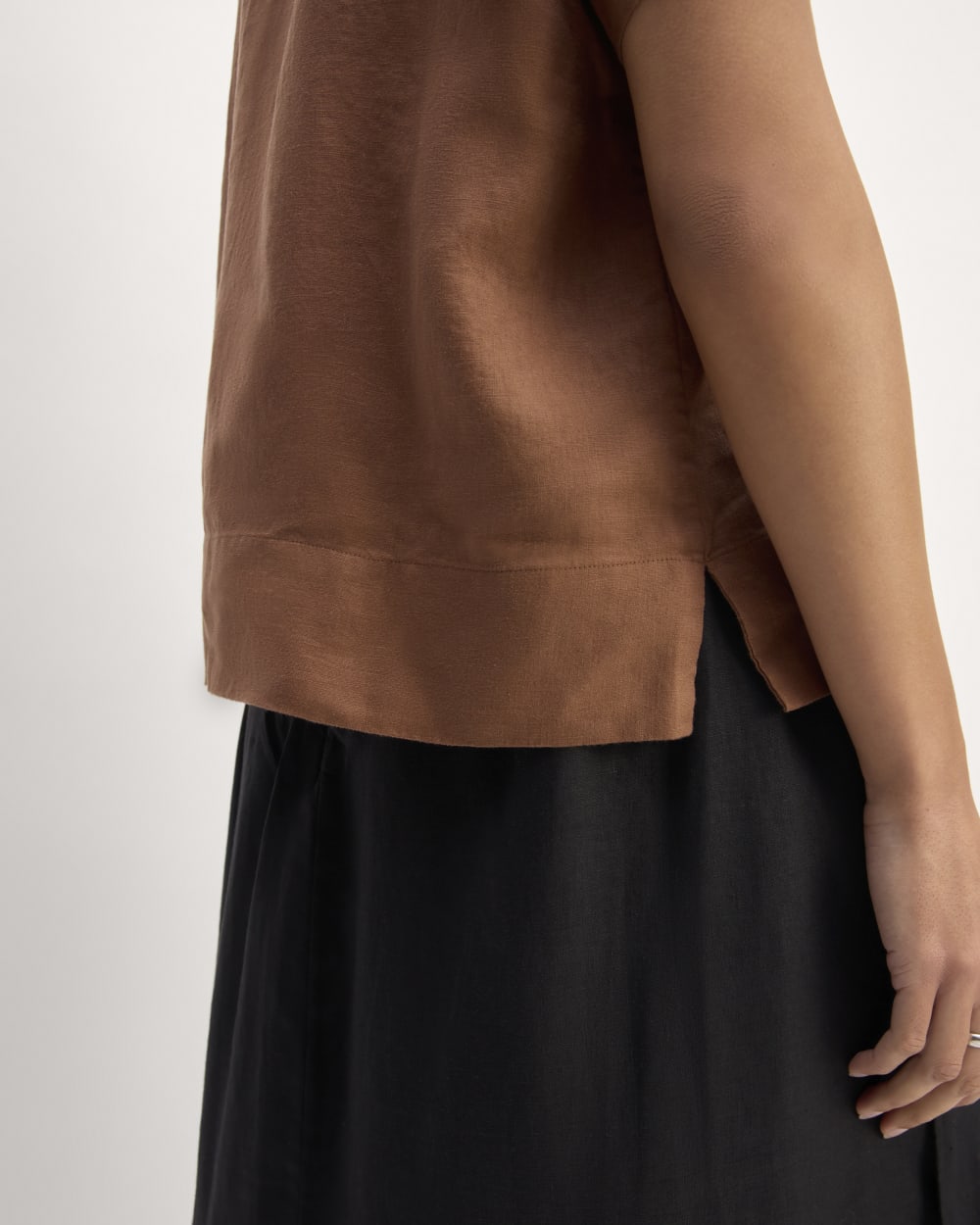 The Notch Shirt in Linen in Carob Brown — detail view