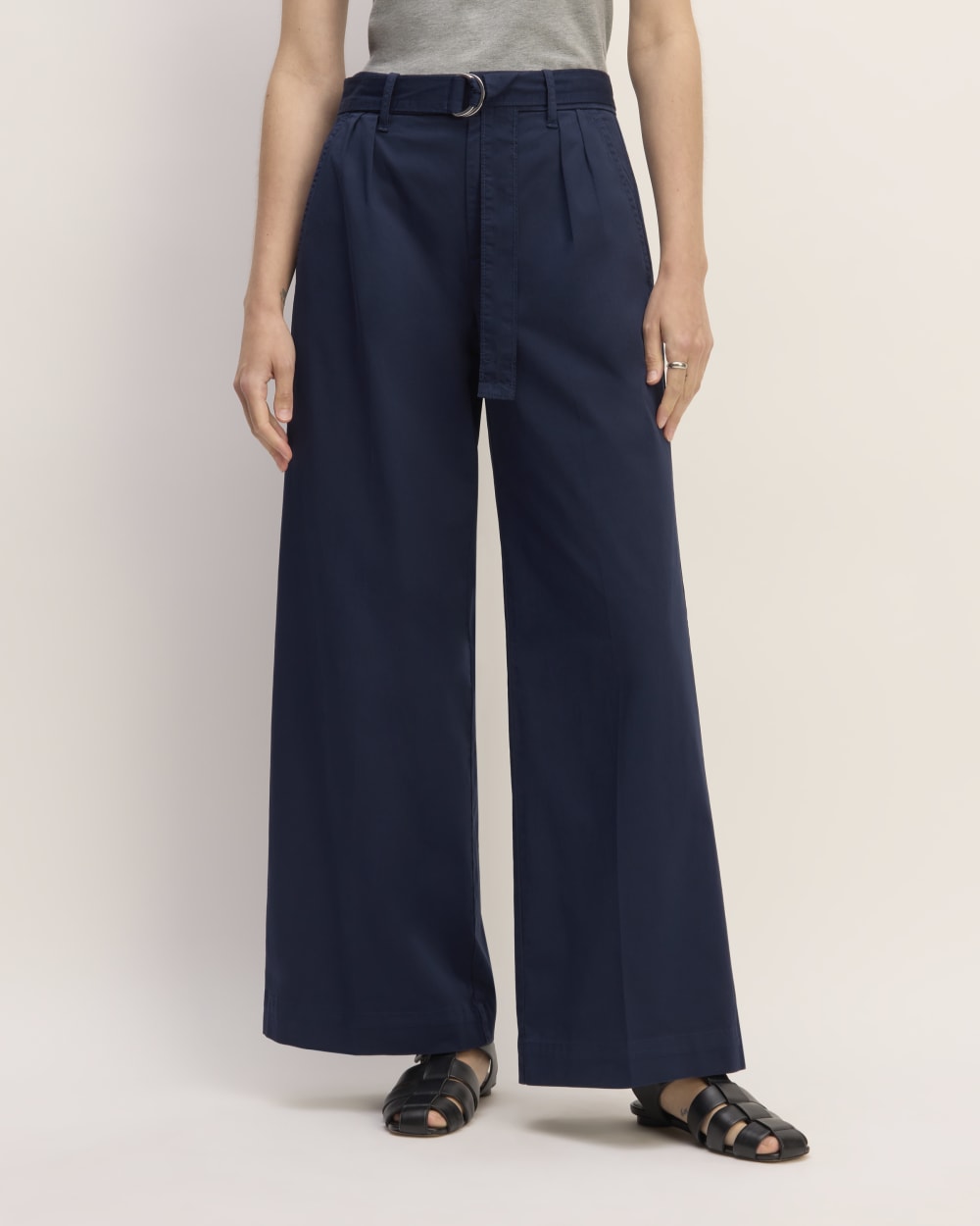 The Pleated Wide-Leg Chino in Navy — detail view