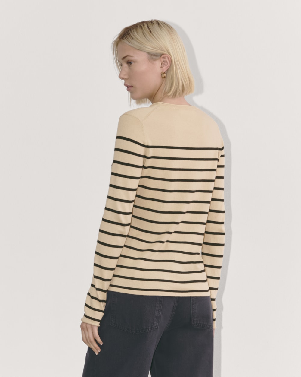 The Crew in Cotton Cashmere in Powder / Black — detail view