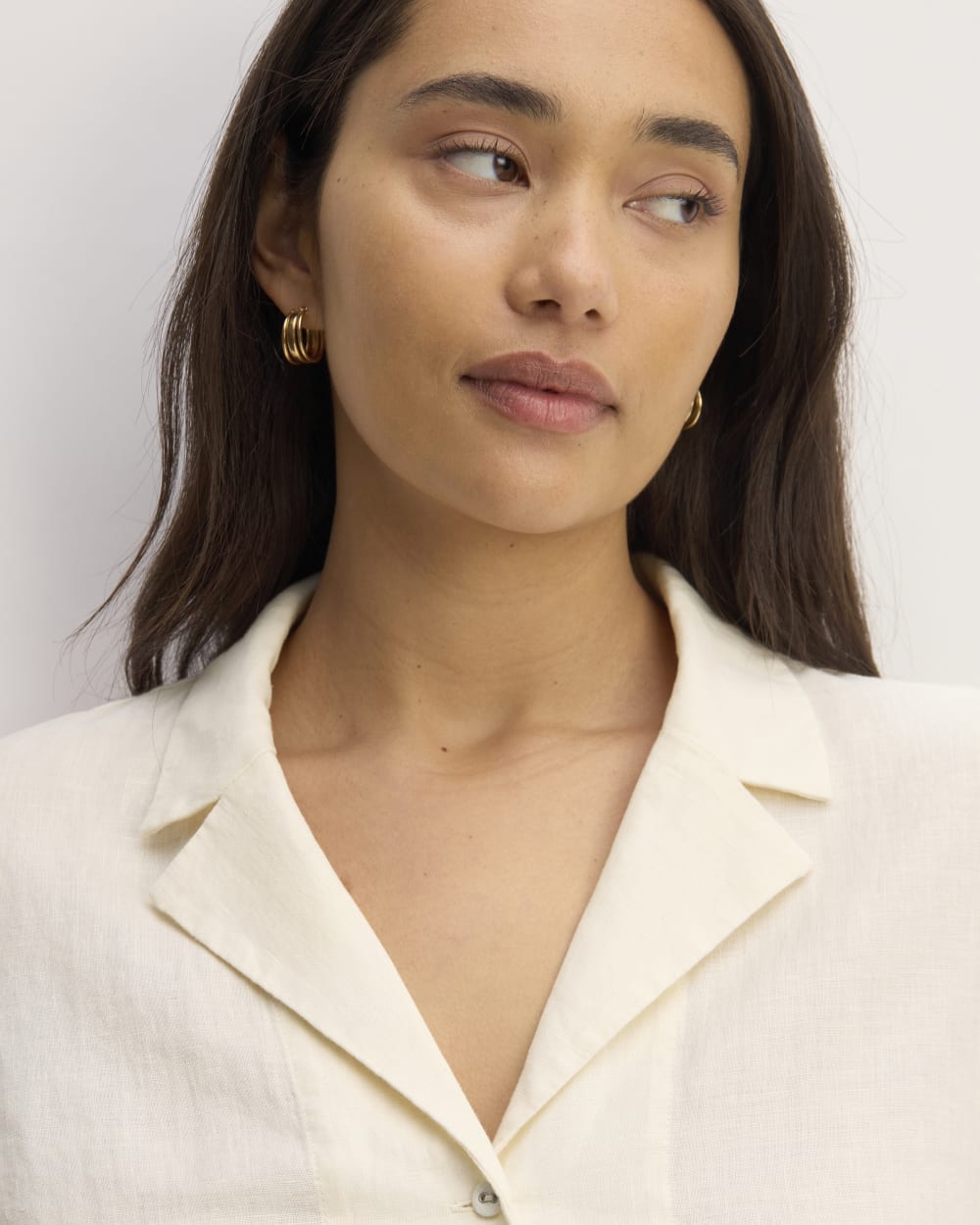 The Notch Shirt in Linen in Bone — detail view