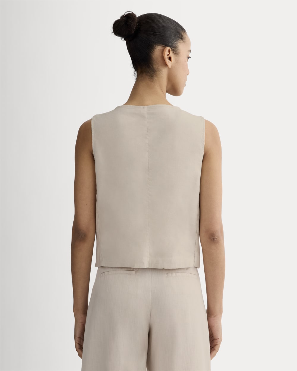 The Vest in Stretch Linen in Birch — detail view