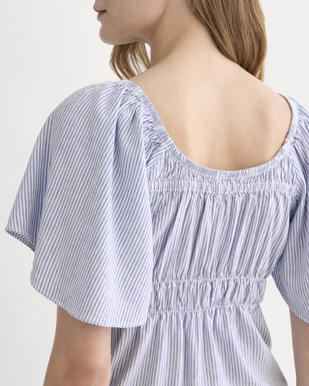 The Flutter-Sleeve Top in Stretch Linen in White / Dutch Blue — detail view