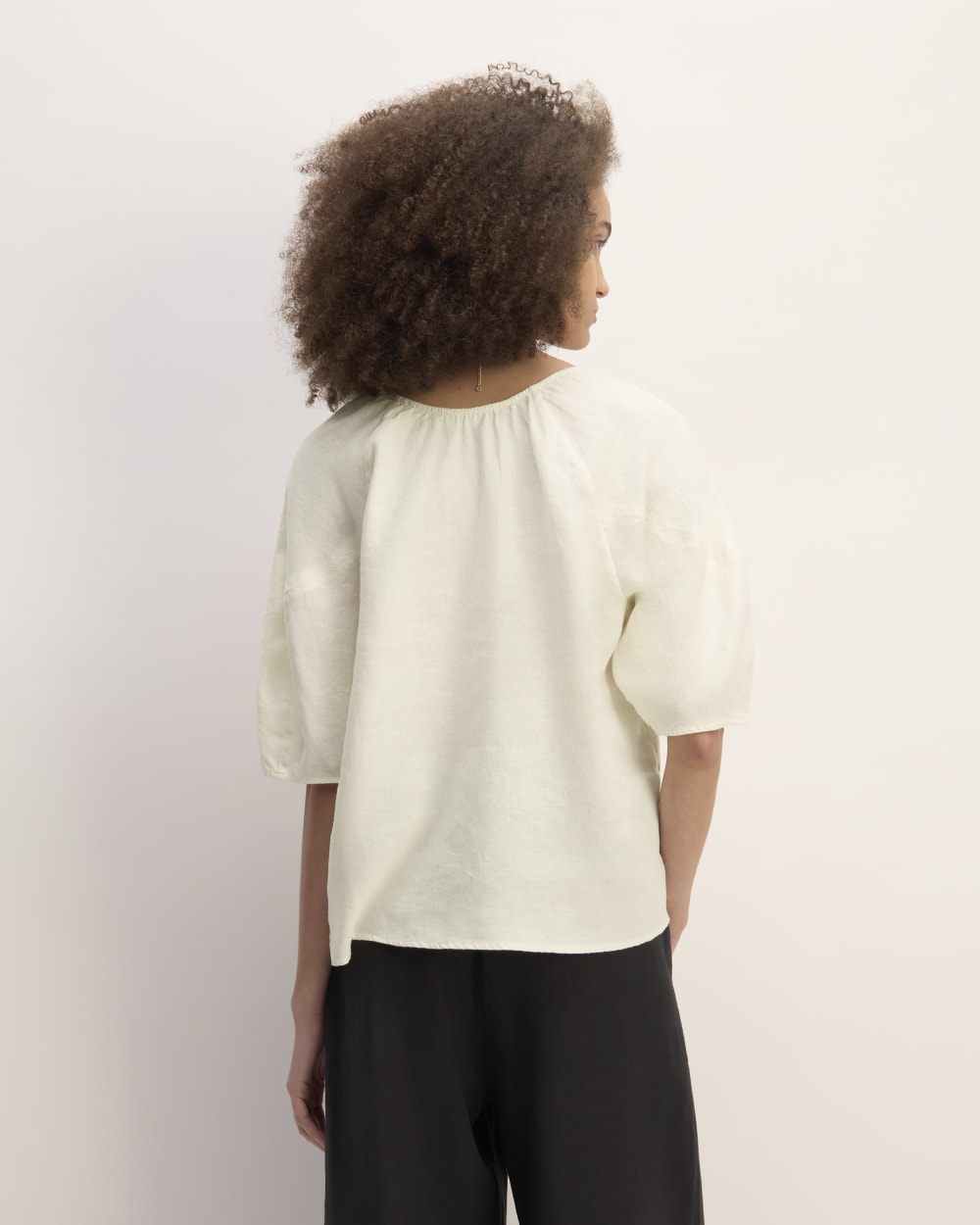 The Scoop Top in Linen in Bone — detail view