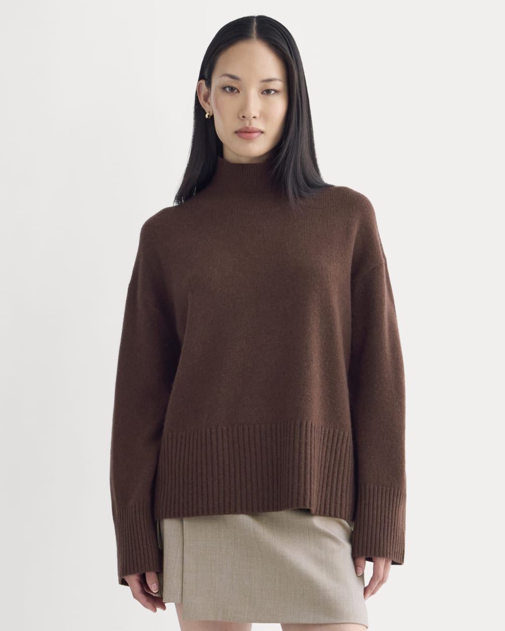The Boxy Turtleneck in Cashmere in Dark Mahogany — front view