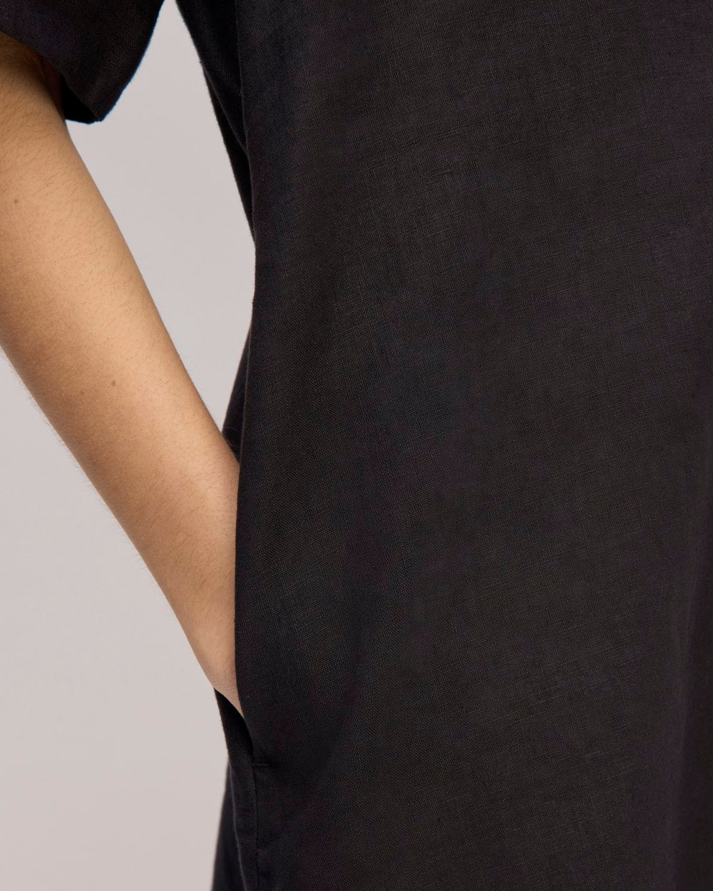 The Shirtdress in Linen in Black — detail view