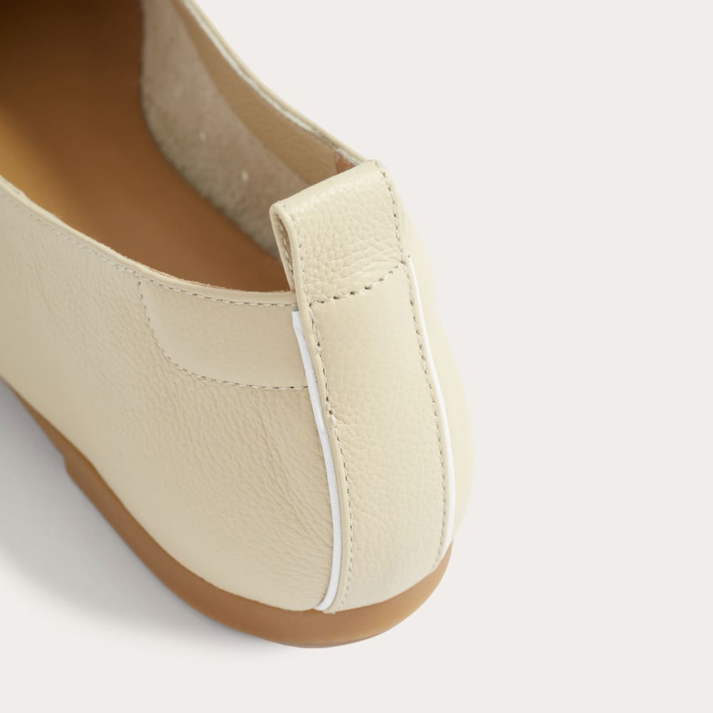 The Day Glove in Narrow Fit in Cream — detail view