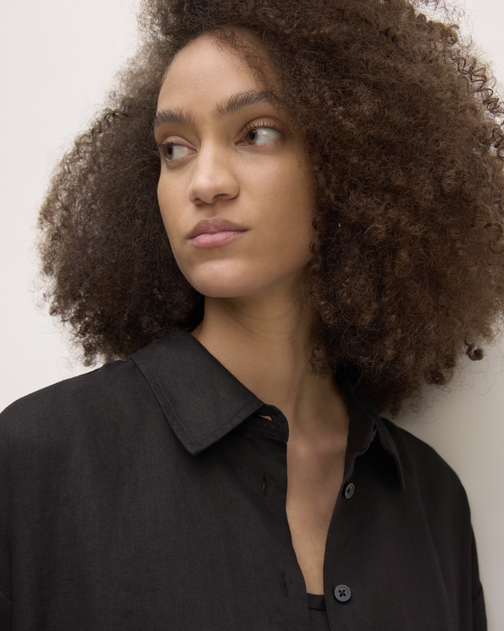 The Boyfriend Shirt in Linen in Black — detail view
