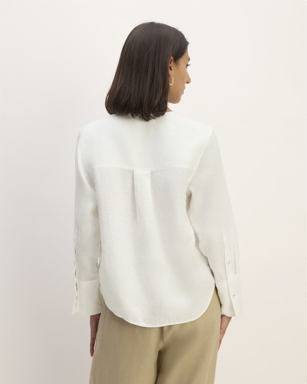 The Popover Shirt in Linen in White — detail view