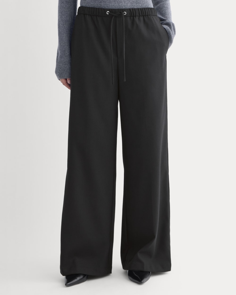 The Pull-On Trouser in Tailor Twill in Black — detail view