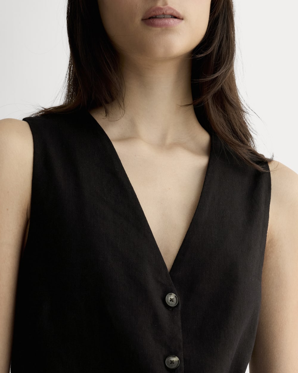 The Vest in Stretch Linen in Black — detail view