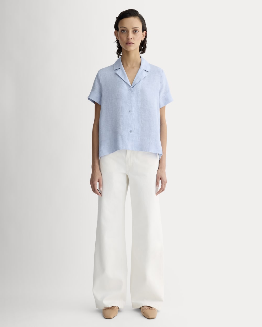 The Notch Shirt in Linen in Light Blue — detail view