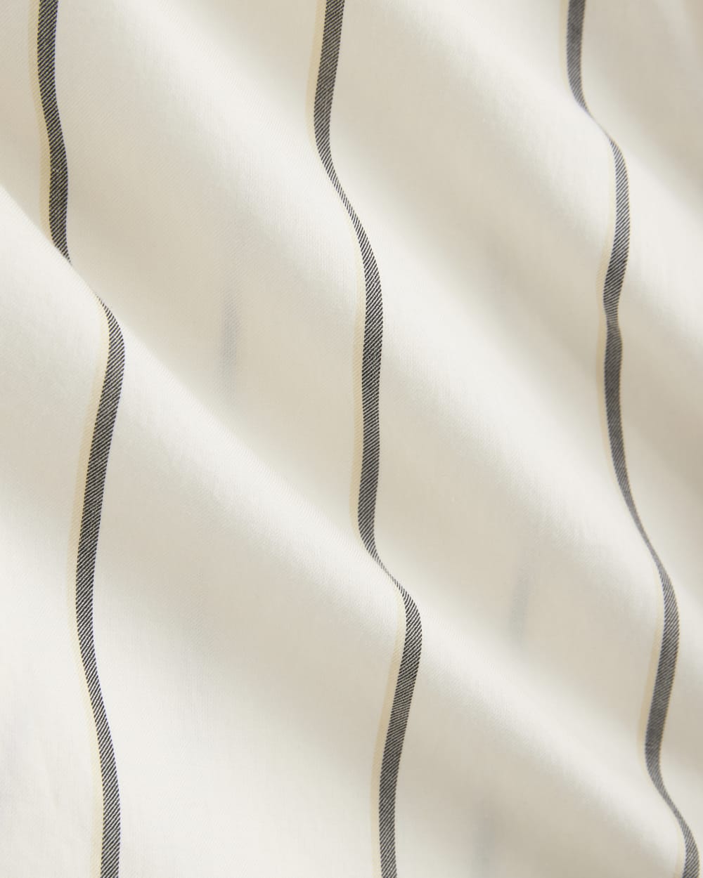 Everyday Shirt in Silky Cotton in Gardenia/Meteorite — detail view