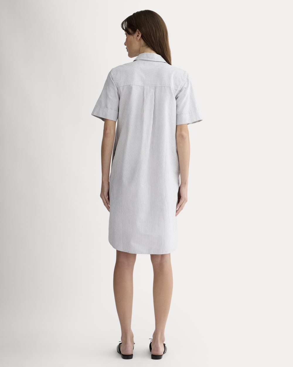The Oxford Short-Sleeve Shirt Dress in Charcoal / White — detail view