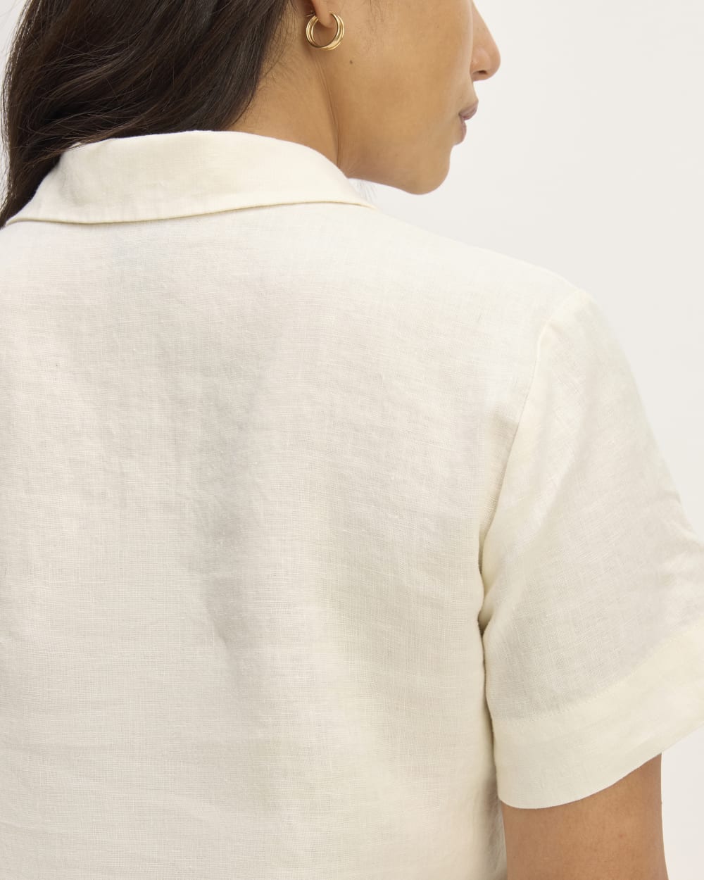 The Notch Shirt in Linen in Bone — detail view