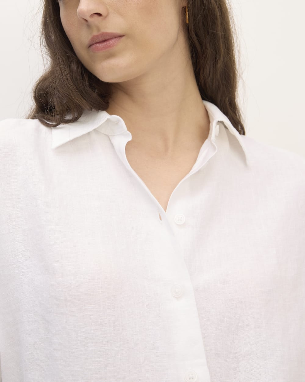 The Boyfriend Shirt in Linen in White — detail view
