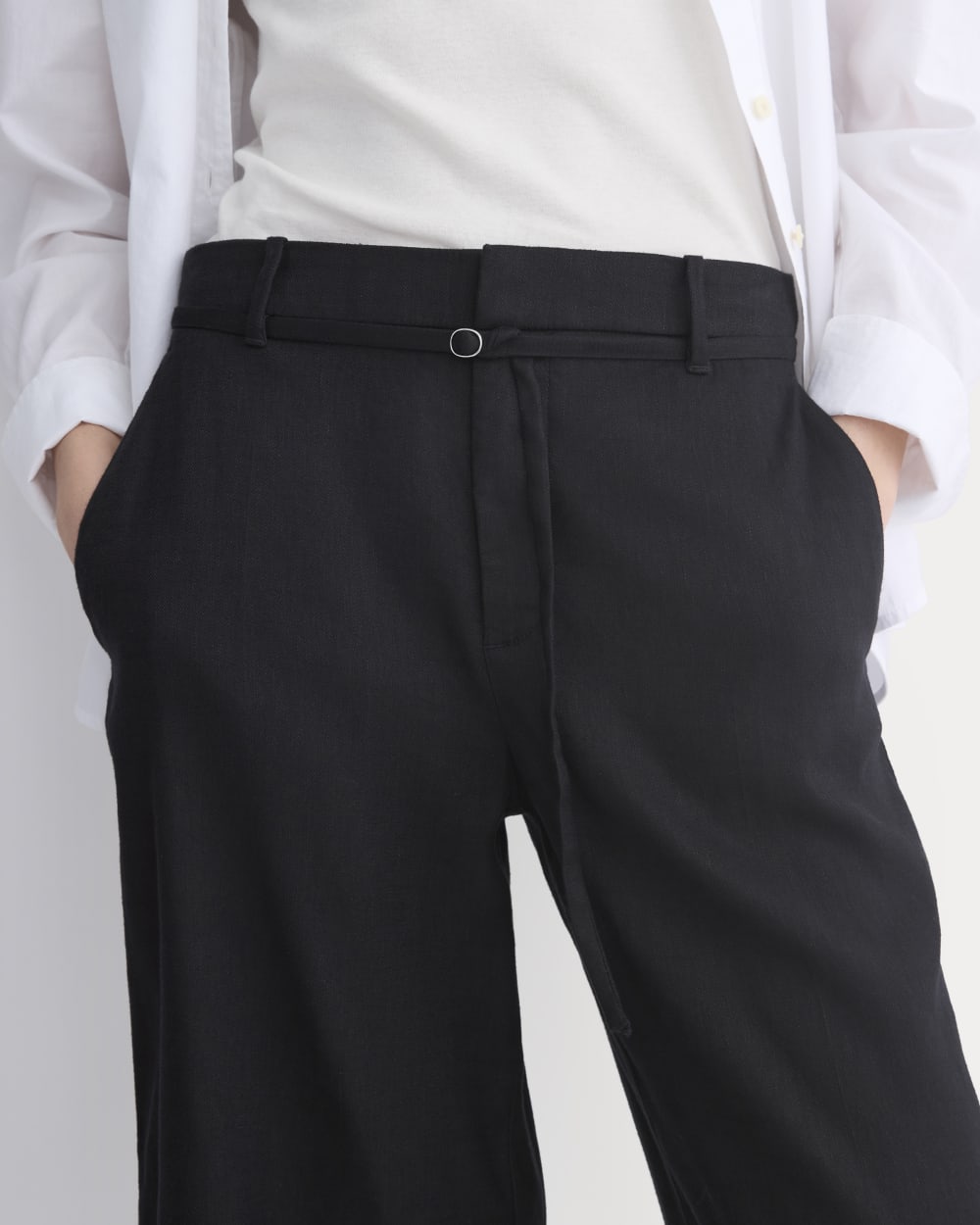 Long Tailored Short in Stretch Linen in Black — detail view