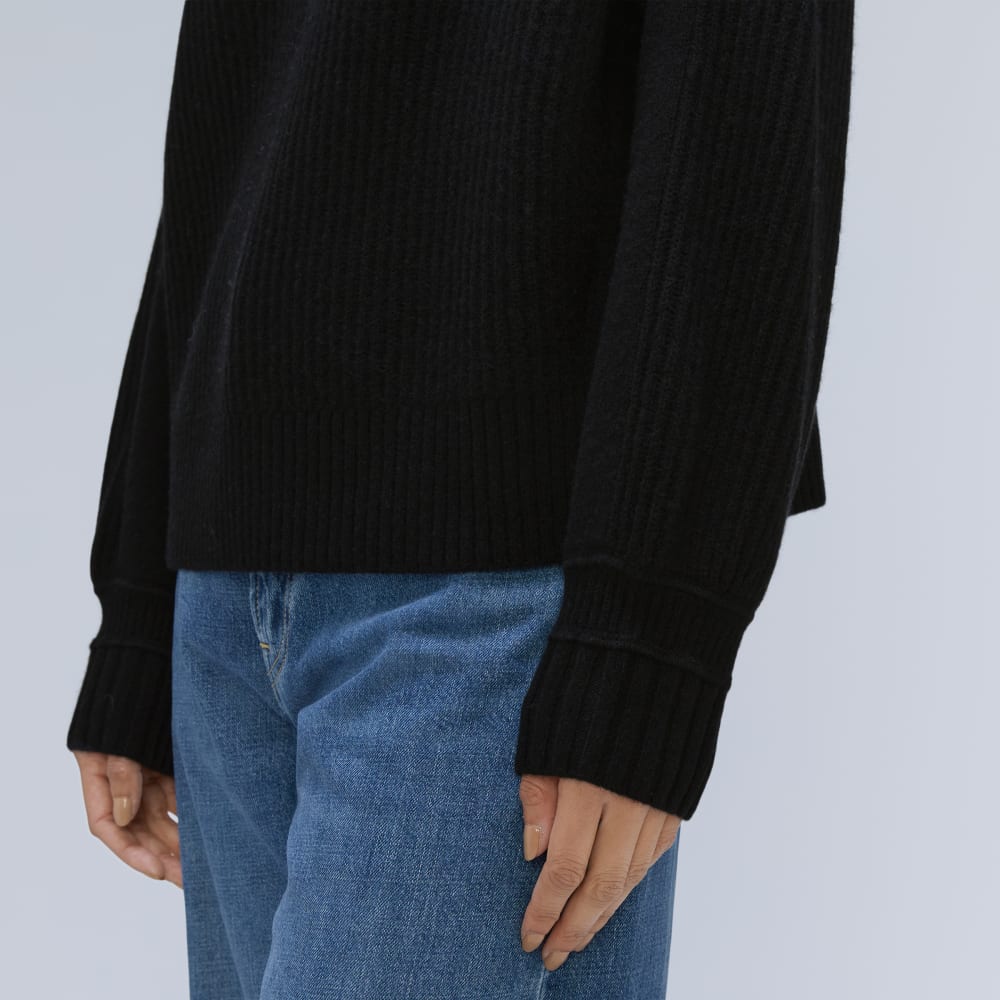 The Cashmere Ribbed Turtleneck in Black — detail view