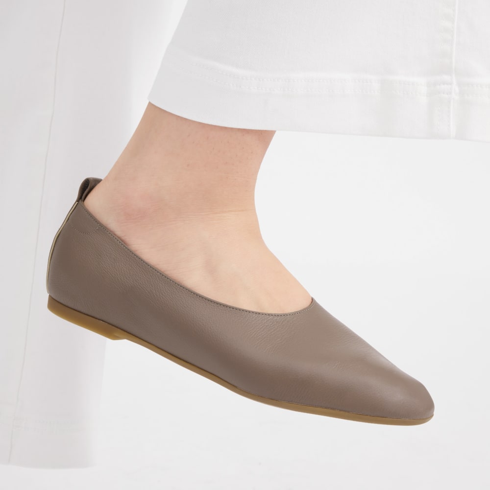 The Day Glove in Narrow Fit in Mocha — detail view