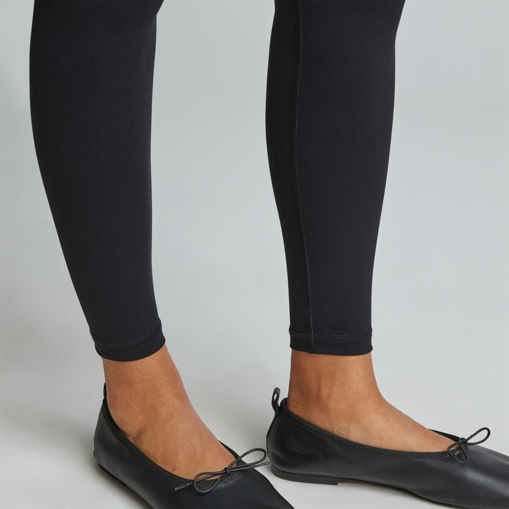 The Perform Legging® in Black — detail view