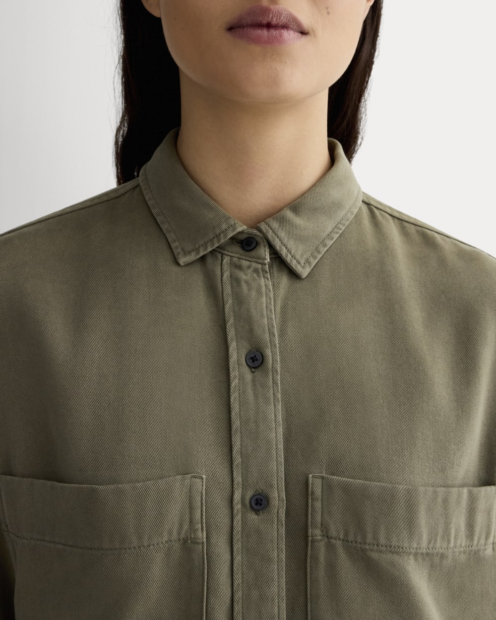 The Boxy Overshirt in Buttersoft in Kalamata — detail view