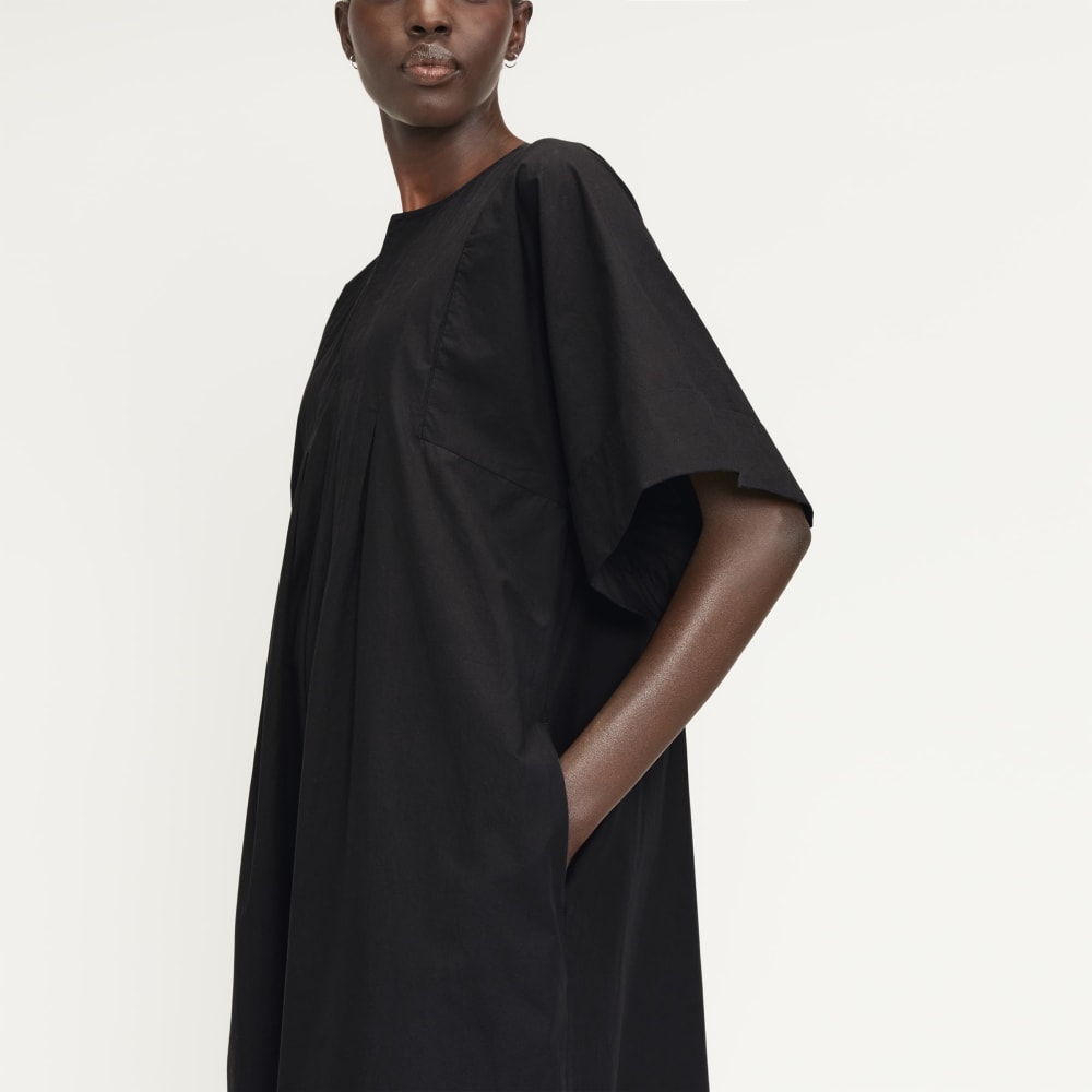 The Poplin Caftan Dress in Black — detail view