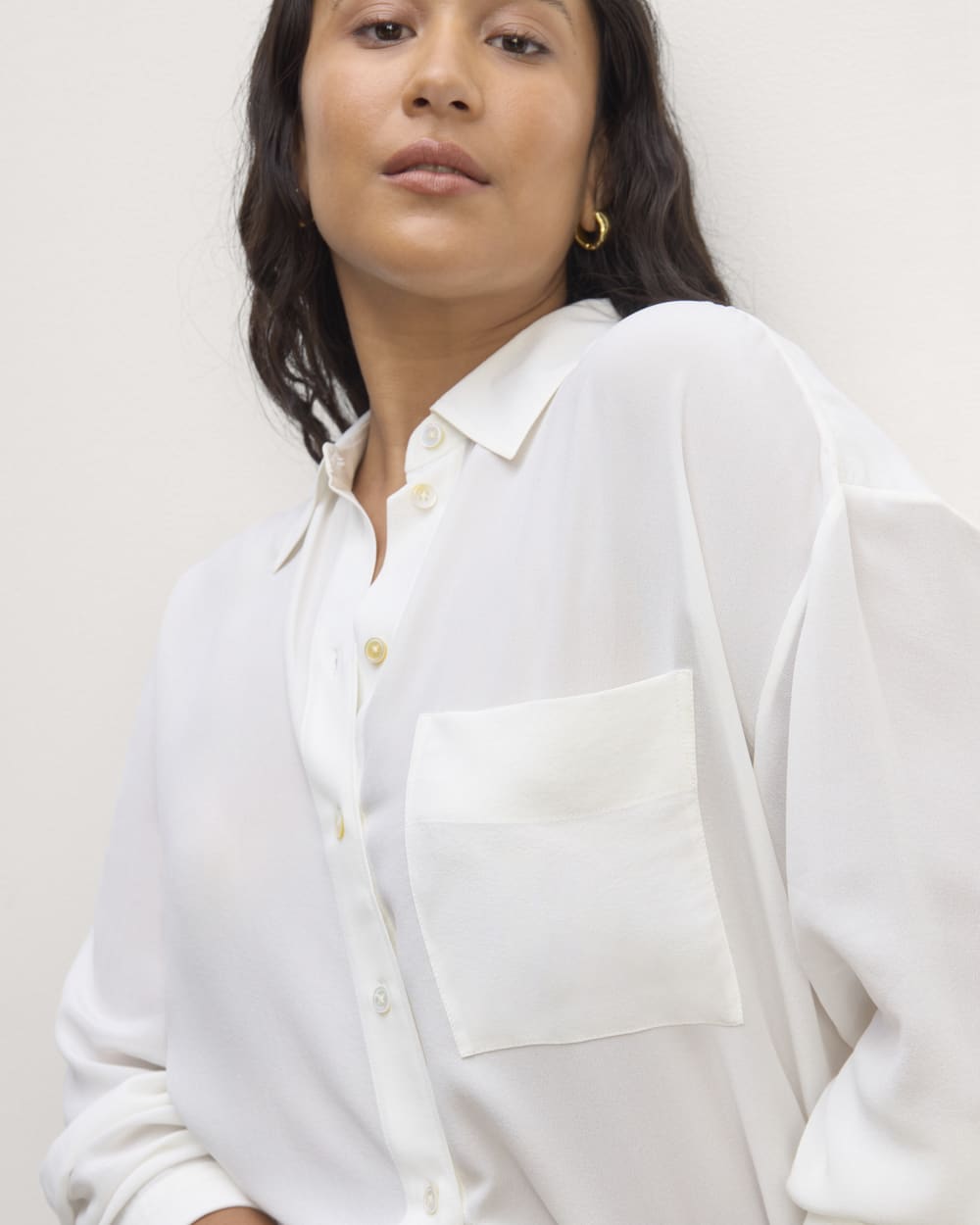 The Boyfriend Shirt in Washable Silk in Off-White — detail view