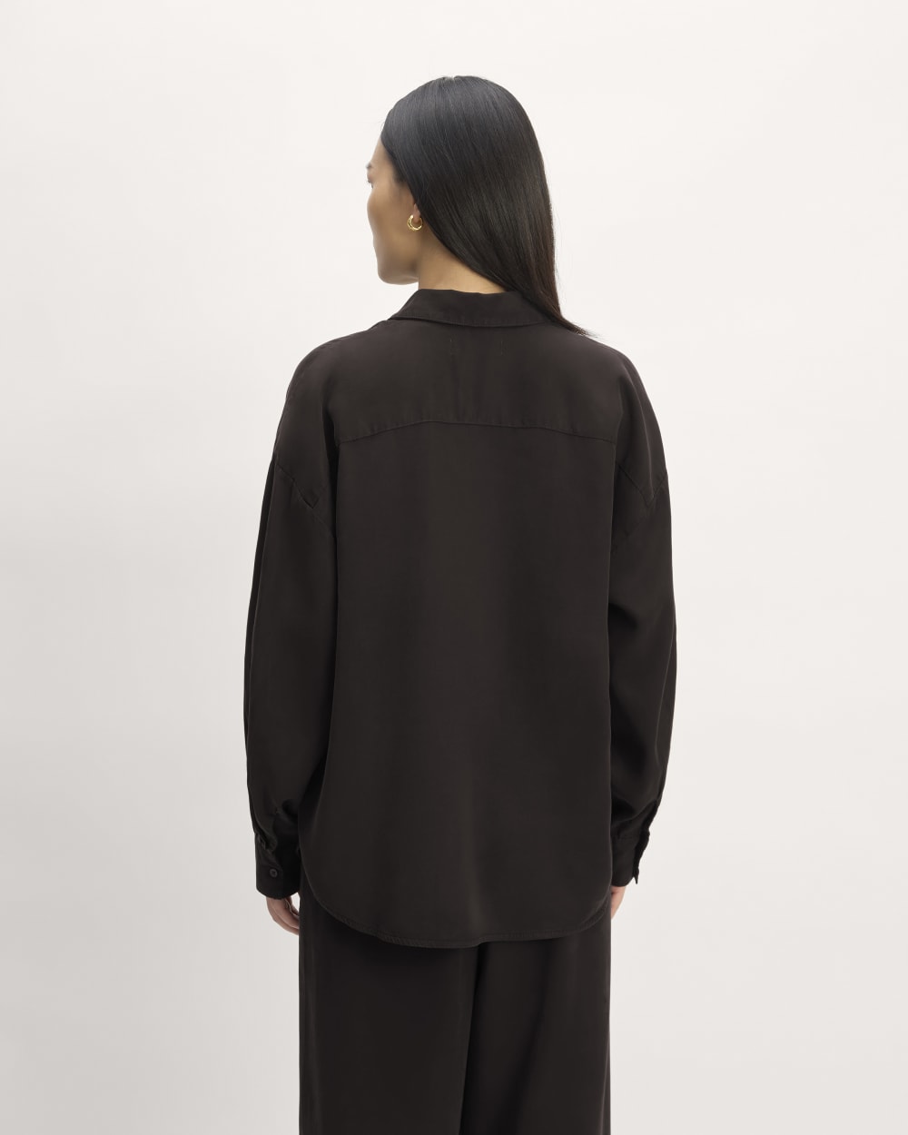 The Oversized Shirt in Butterlite in Black — detail view