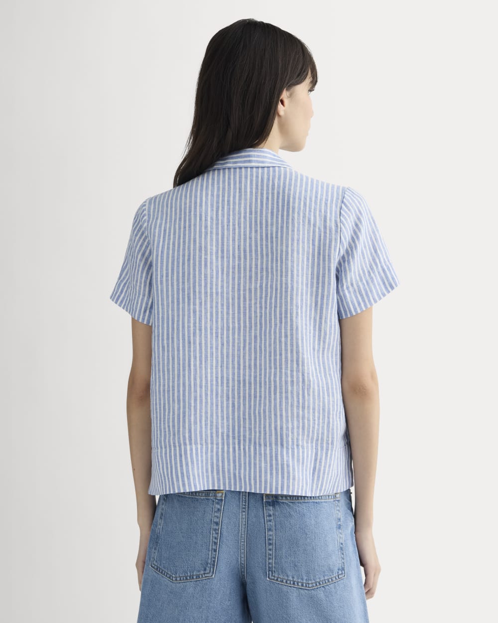 The Notch Shirt in Linen in Bluebell / Bone — detail view