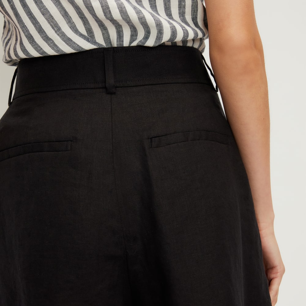 The Linen Way-High® Drape Short in Black — detail view